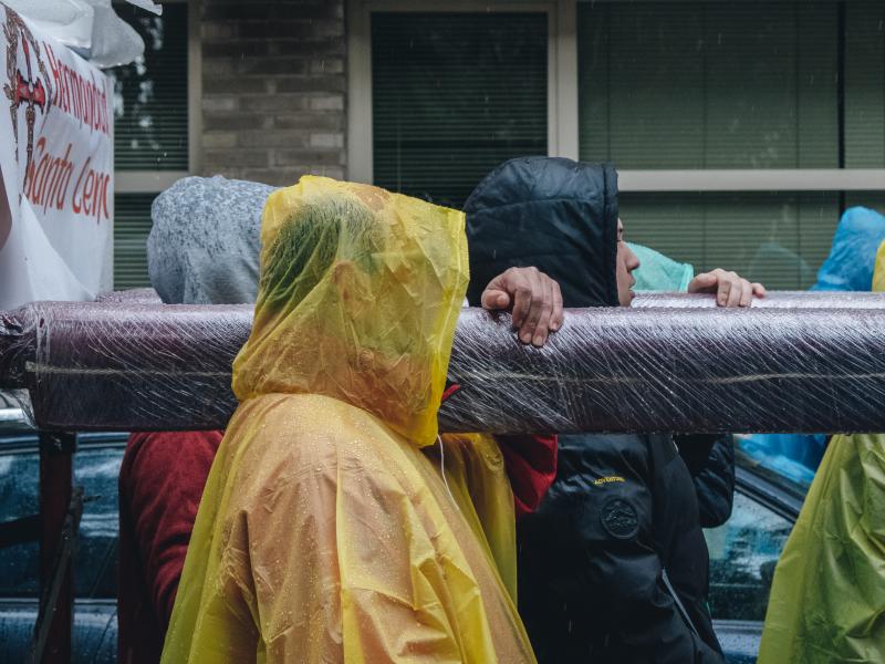 Fotos: La lluvia en Alicante no impide que la Santa Cena realice su labor solidaria