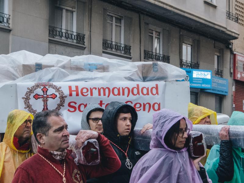 Fotos: La lluvia en Alicante no impide que la Santa Cena realice su labor solidaria