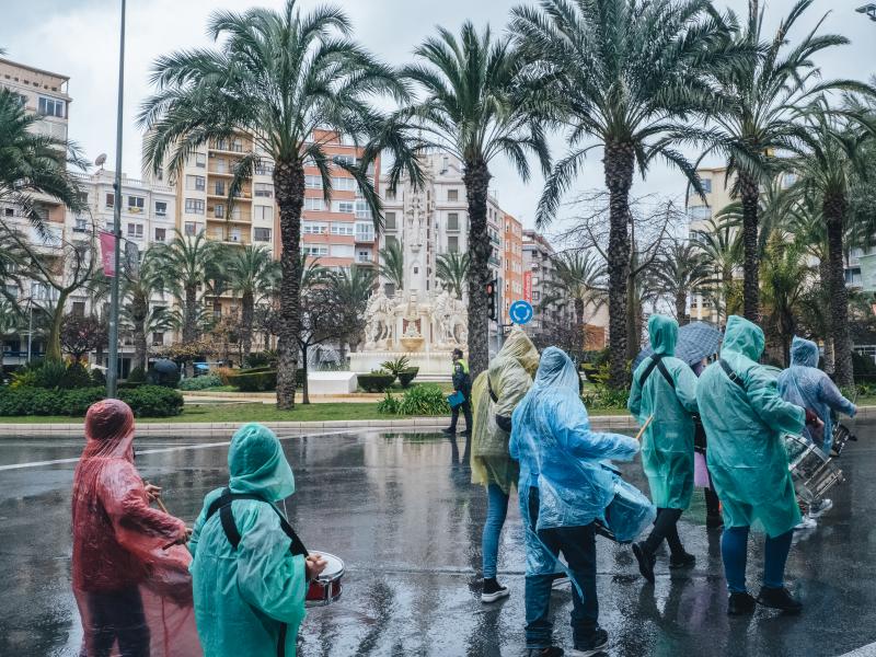 Fotos: La lluvia en Alicante no impide que la Santa Cena realice su labor solidaria