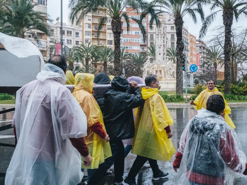 Fotos: La lluvia en Alicante no impide que la Santa Cena realice su labor solidaria