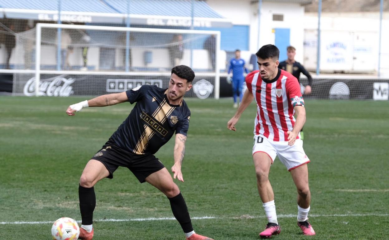 Guillem Jaime controla un balón ante un rival del Athletic en el partido de este domingo en Villafranqueza. 