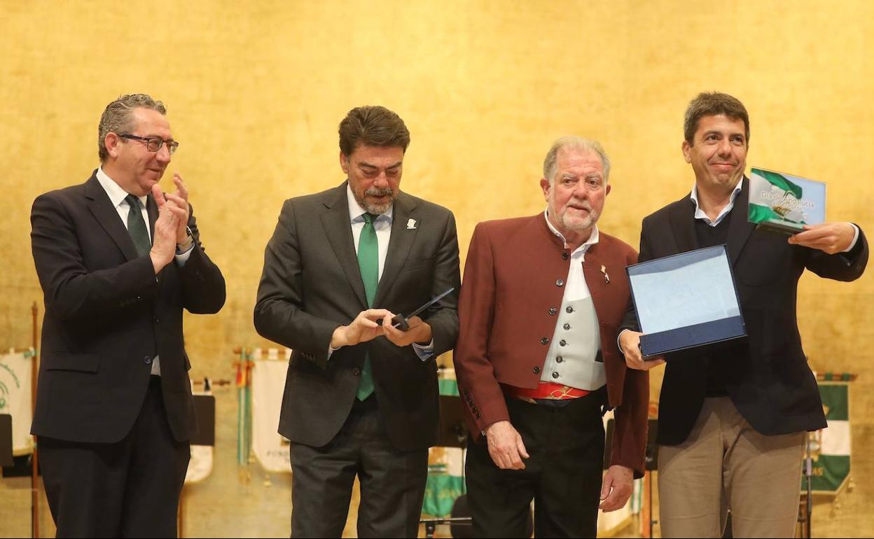 Toni Pérez, Luis Barcala y Carlos Mazón, con el presidente de las Federación de Casas de Andalucía en Alicante.