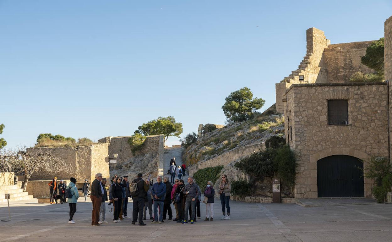 Un grupo de turistas visita el castillo de Santa Bárbara.