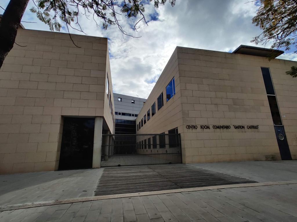 Entrada al centro social Gastón Castelló en la Zona Norte de Alicante. 