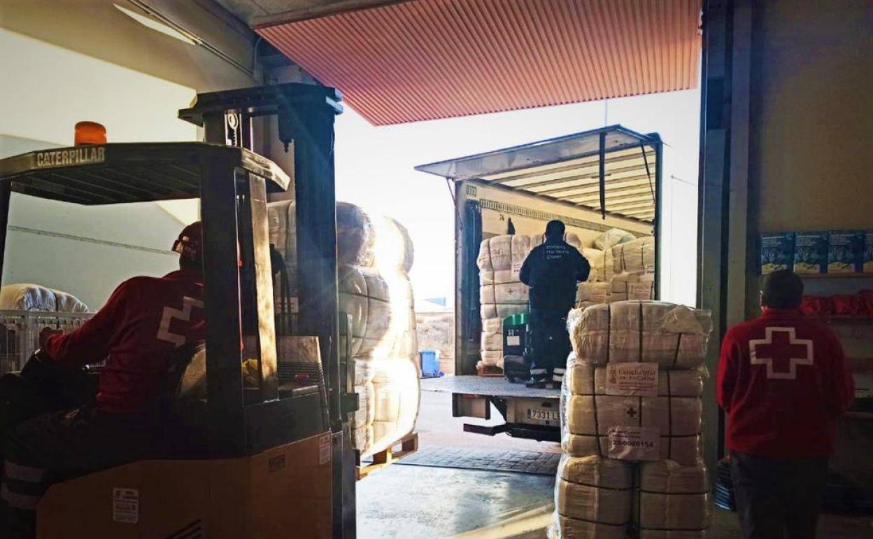 Un camión carga en el almacén de Villena