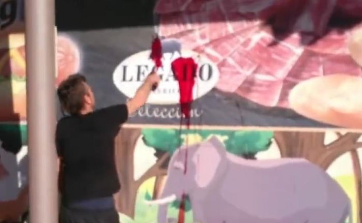 Captura del vídeo publicado por los activistas en el restaurante de Terra Natura