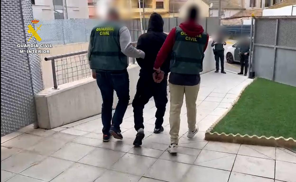 Imagen de la detención del hombre. 