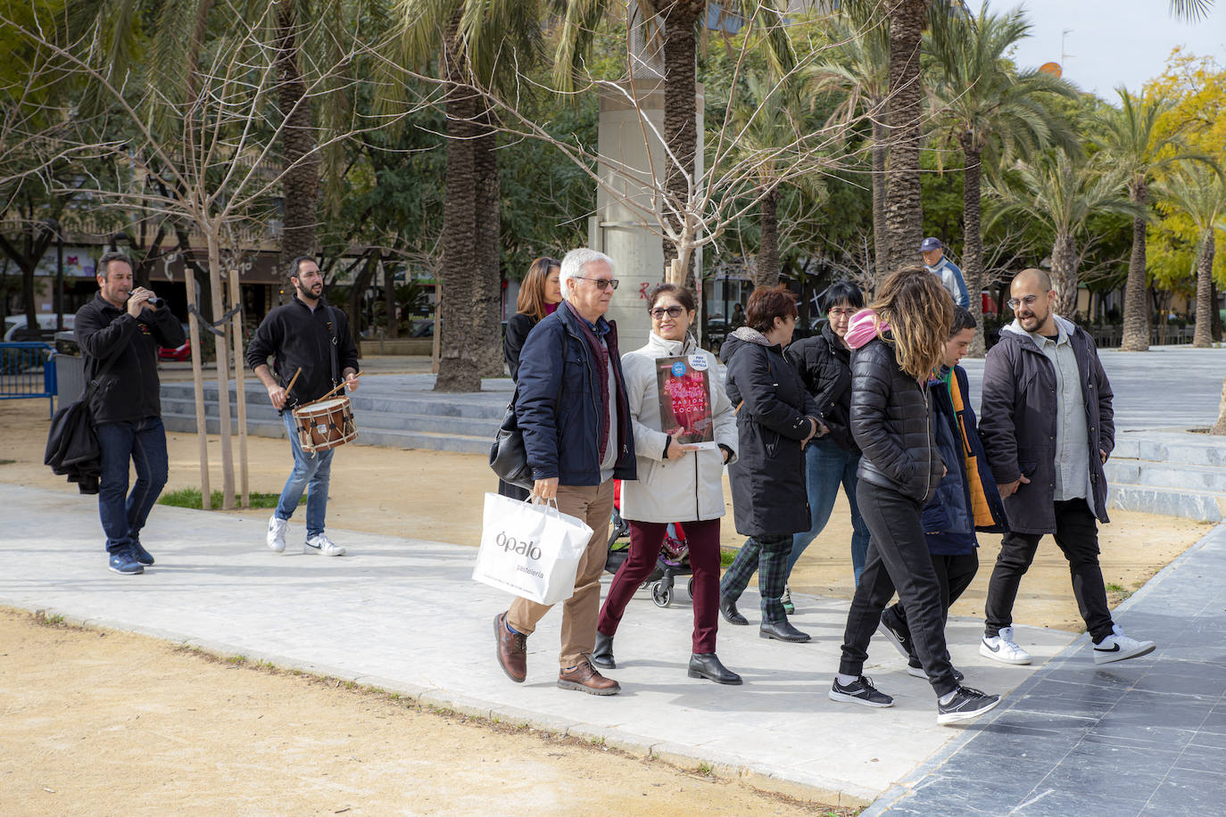 Fotos: Una colla de &#039;dolçaina i tabal&#039; acompaña a una vecina de Alicante en sus compras