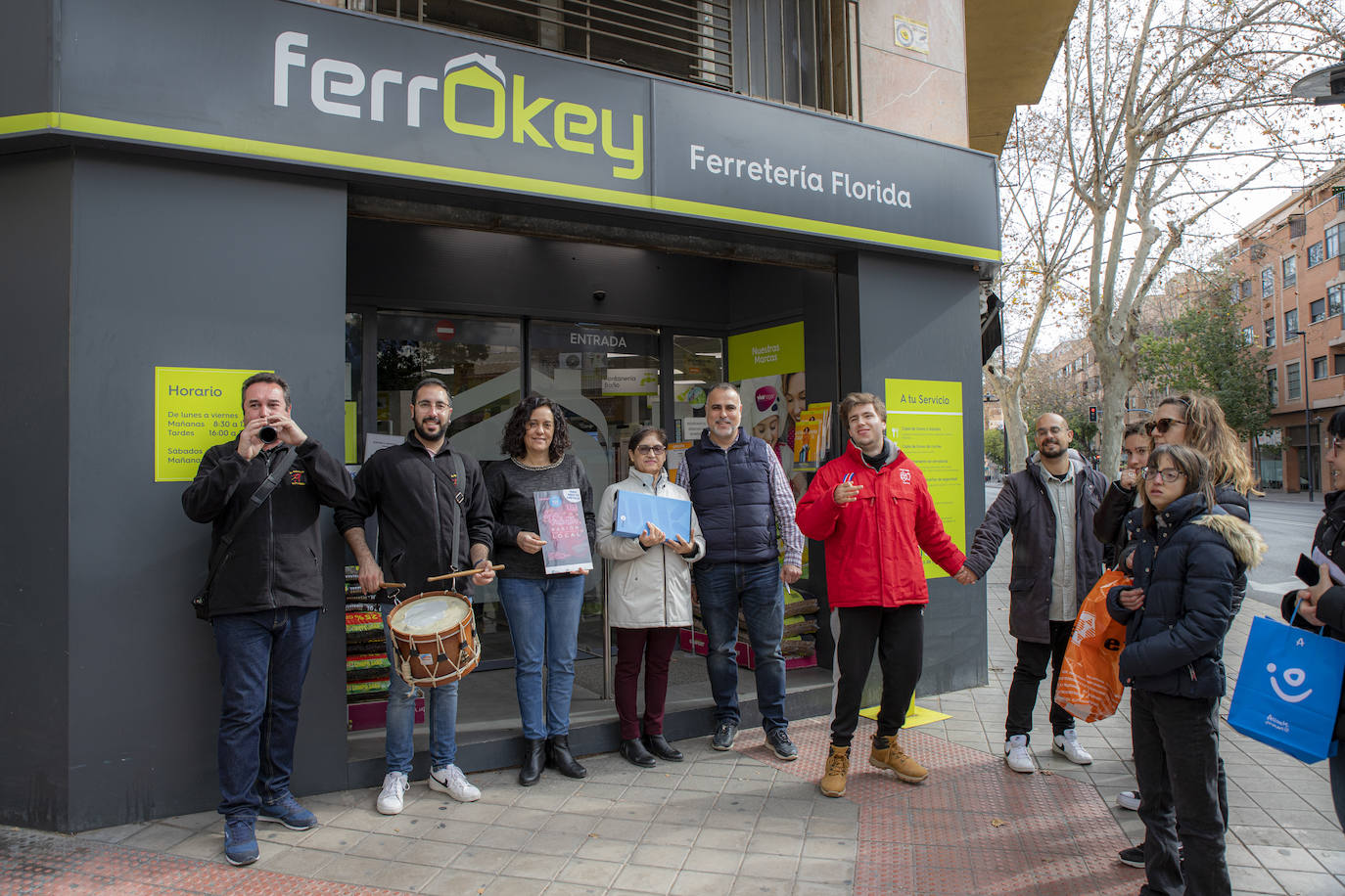 Fotos: Una colla de &#039;dolçaina i tabal&#039; acompaña a una vecina de Alicante en sus compras