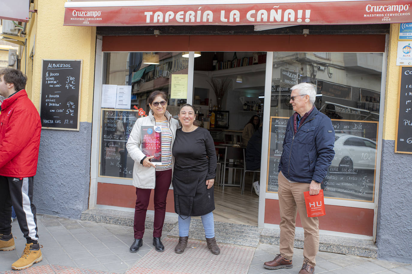 Fotos: Una colla de &#039;dolçaina i tabal&#039; acompaña a una vecina de Alicante en sus compras