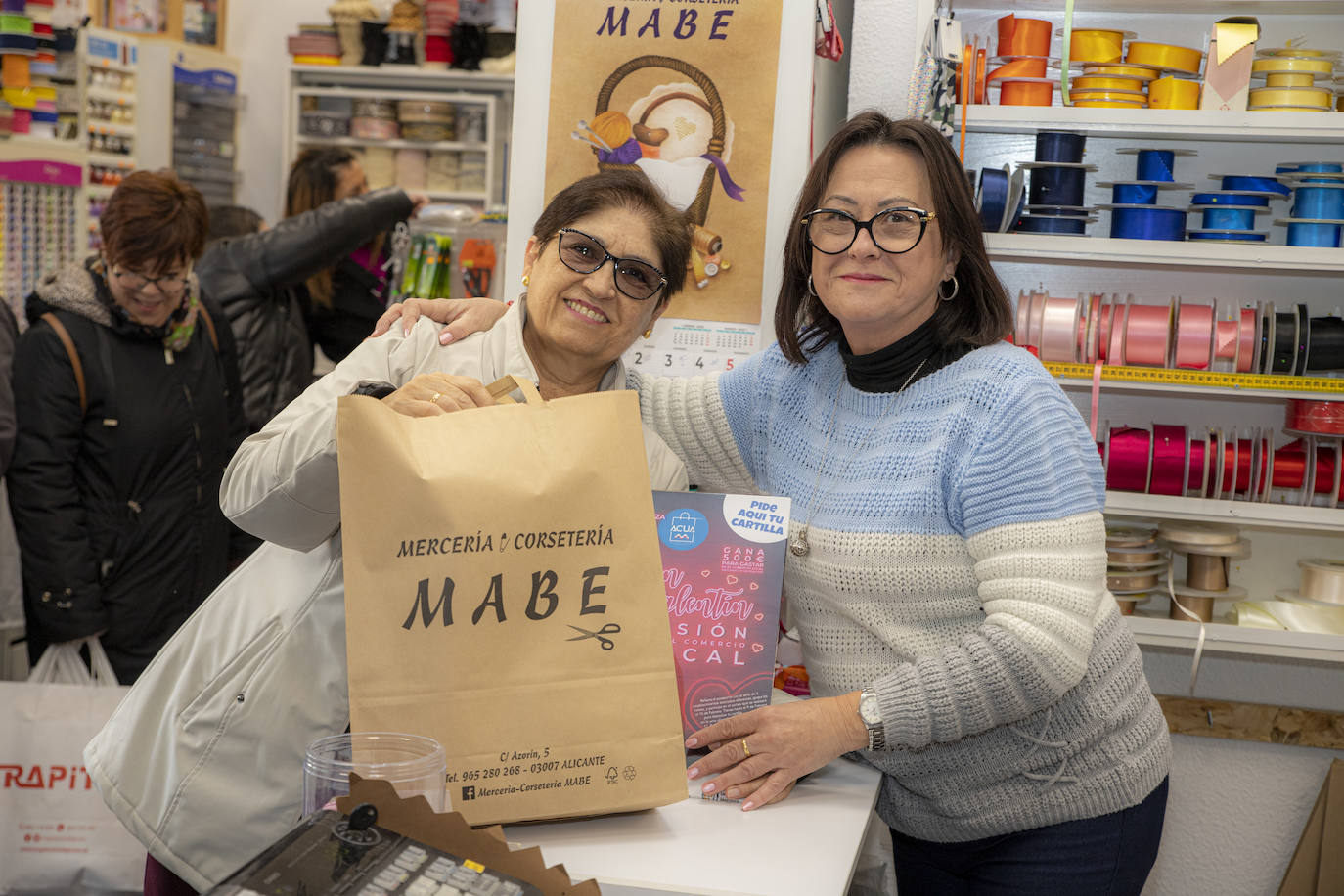 Fotos: Una colla de &#039;dolçaina i tabal&#039; acompaña a una vecina de Alicante en sus compras