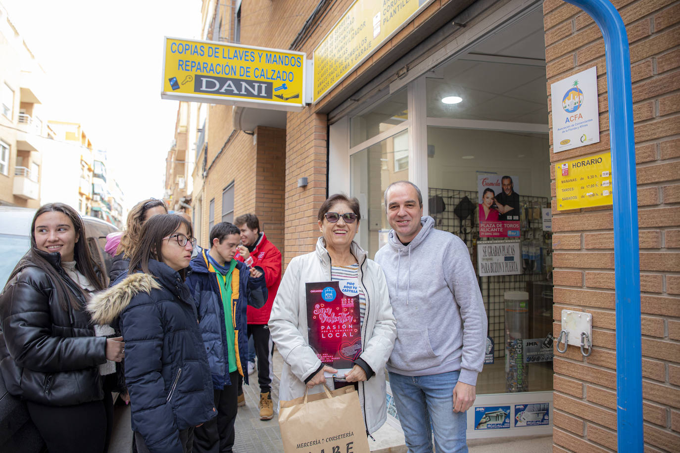 Fotos: Una colla de &#039;dolçaina i tabal&#039; acompaña a una vecina de Alicante en sus compras