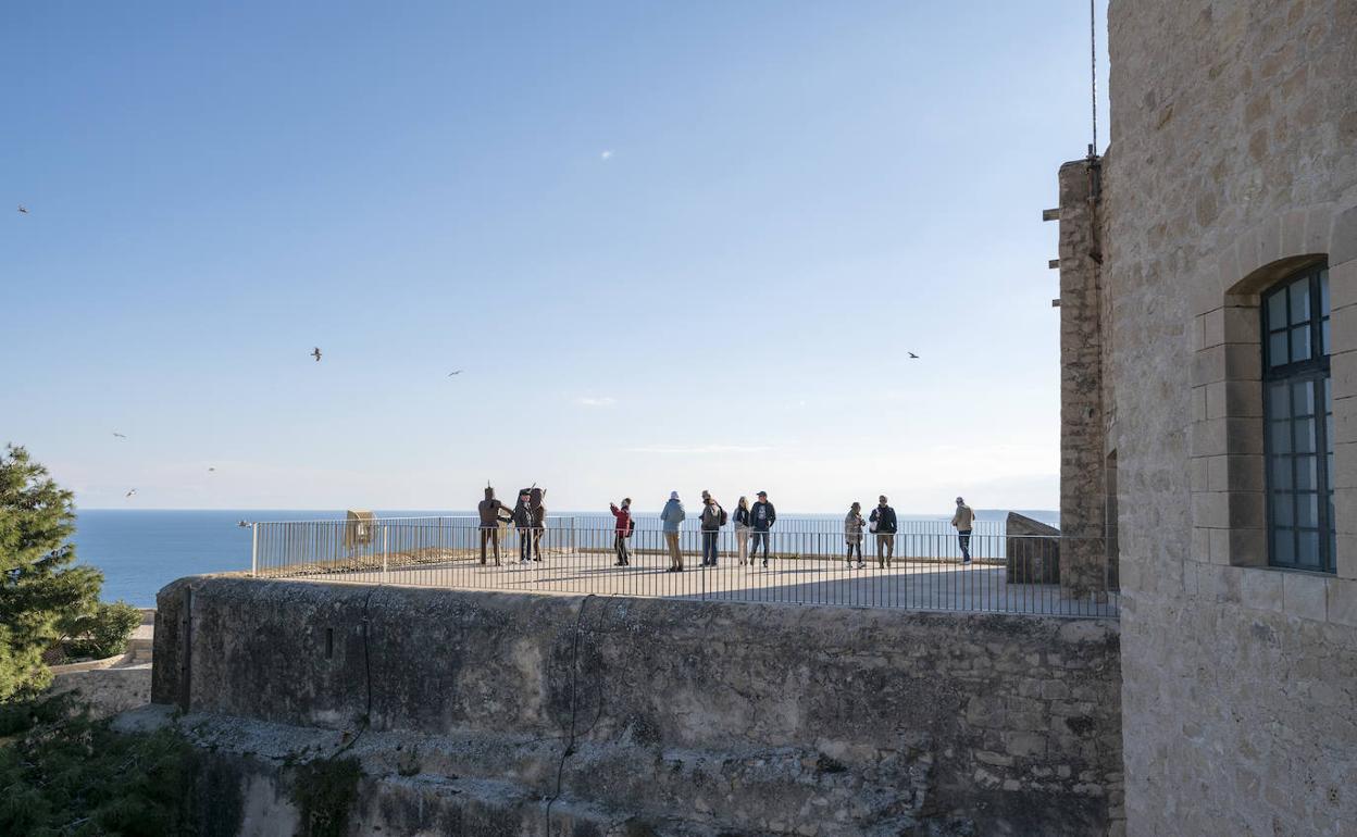 Cielos despejados sobre el castillo de Santa Bárbara.