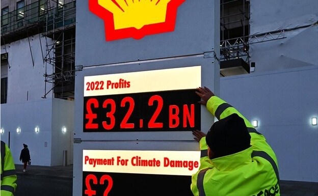 Protesta de activistas climático en una estación de servicio de Shell.