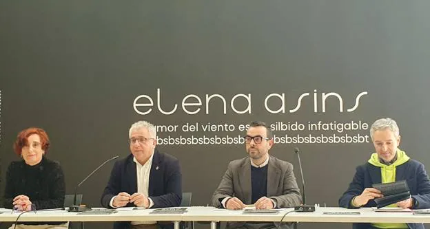 Castells, Manresa, López y Pérez Ponts durante la exposición de Elena Asins en Alicante.