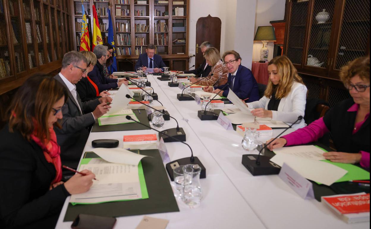 El Pleno del Consell, reunido en el Palacio del Marqués de Rafal.