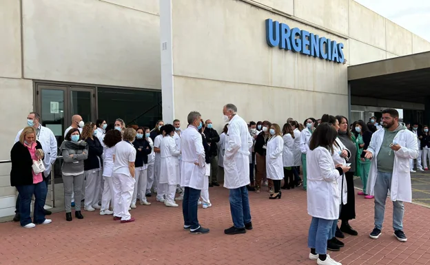 La plantilla se ha reunido este viernes a las puertas del Hospital de Torrevieja 