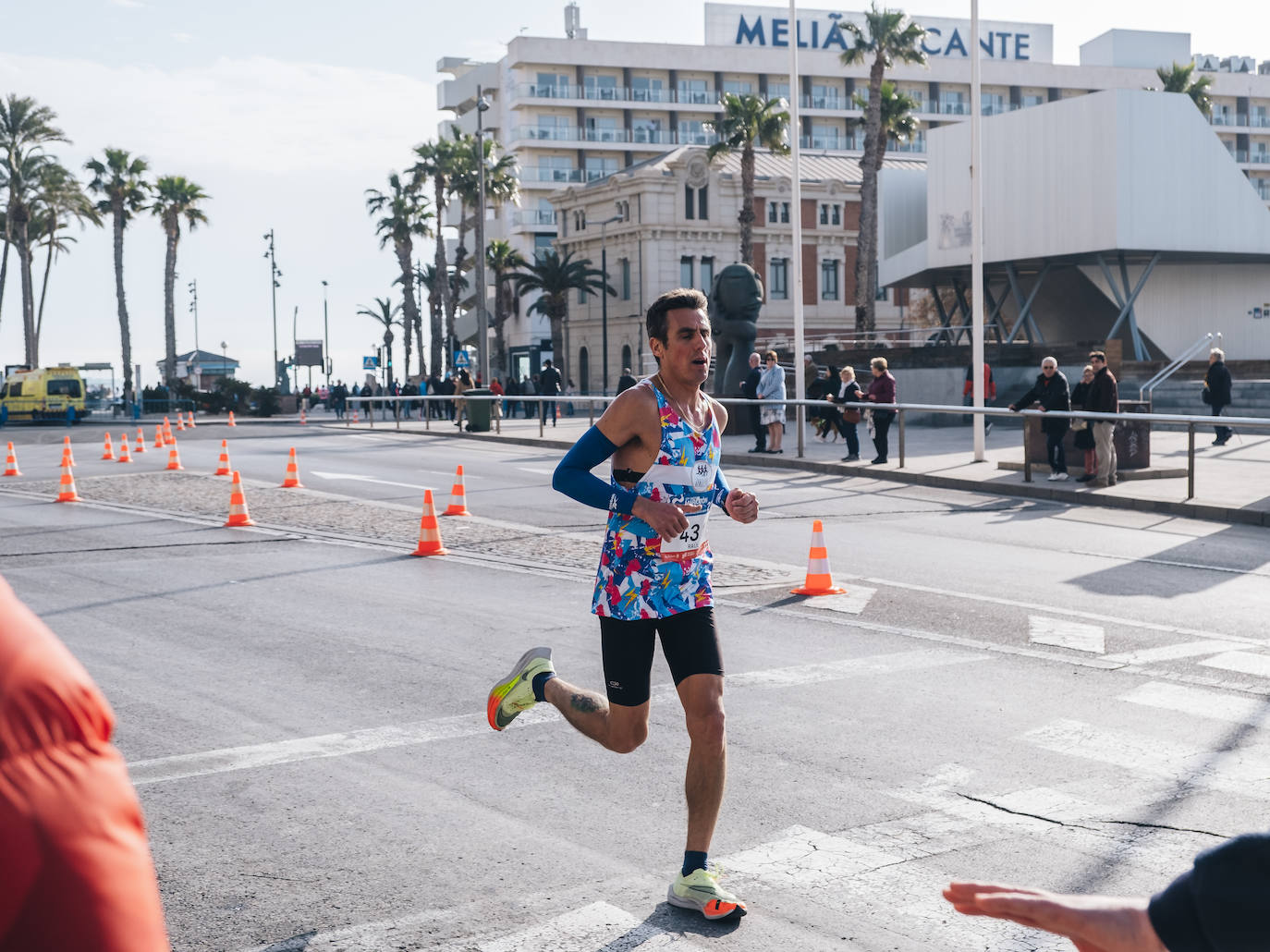 Fotos: Más de 2.500 personas corren la Media Maratón de Alicante