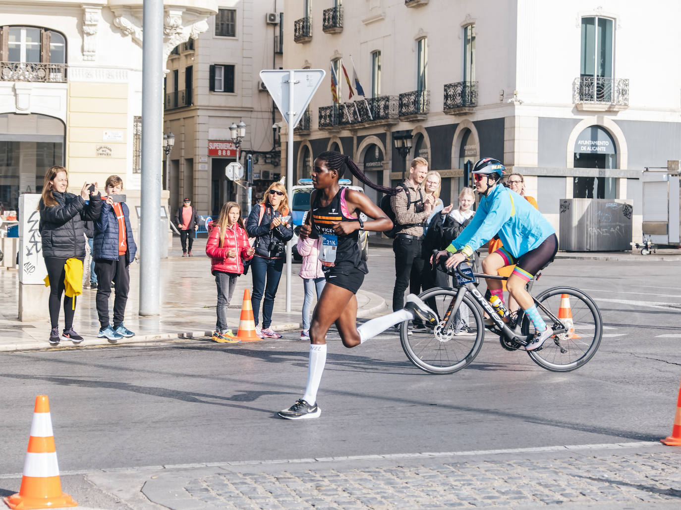 Fotos: Más de 2.500 personas corren la Media Maratón de Alicante