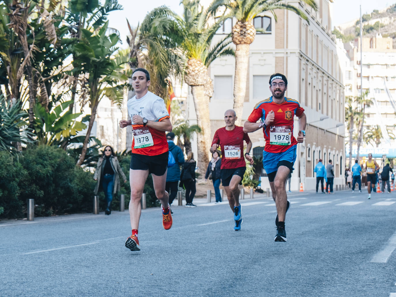 Fotos: Más de 2.500 personas corren la Media Maratón de Alicante