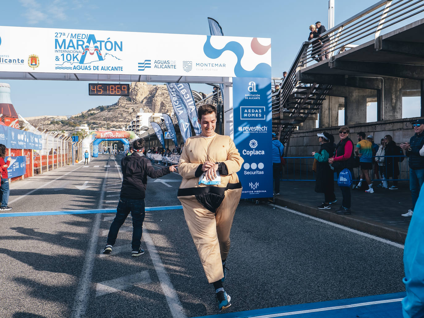 Fotos: Más de 2.500 personas corren la Media Maratón de Alicante