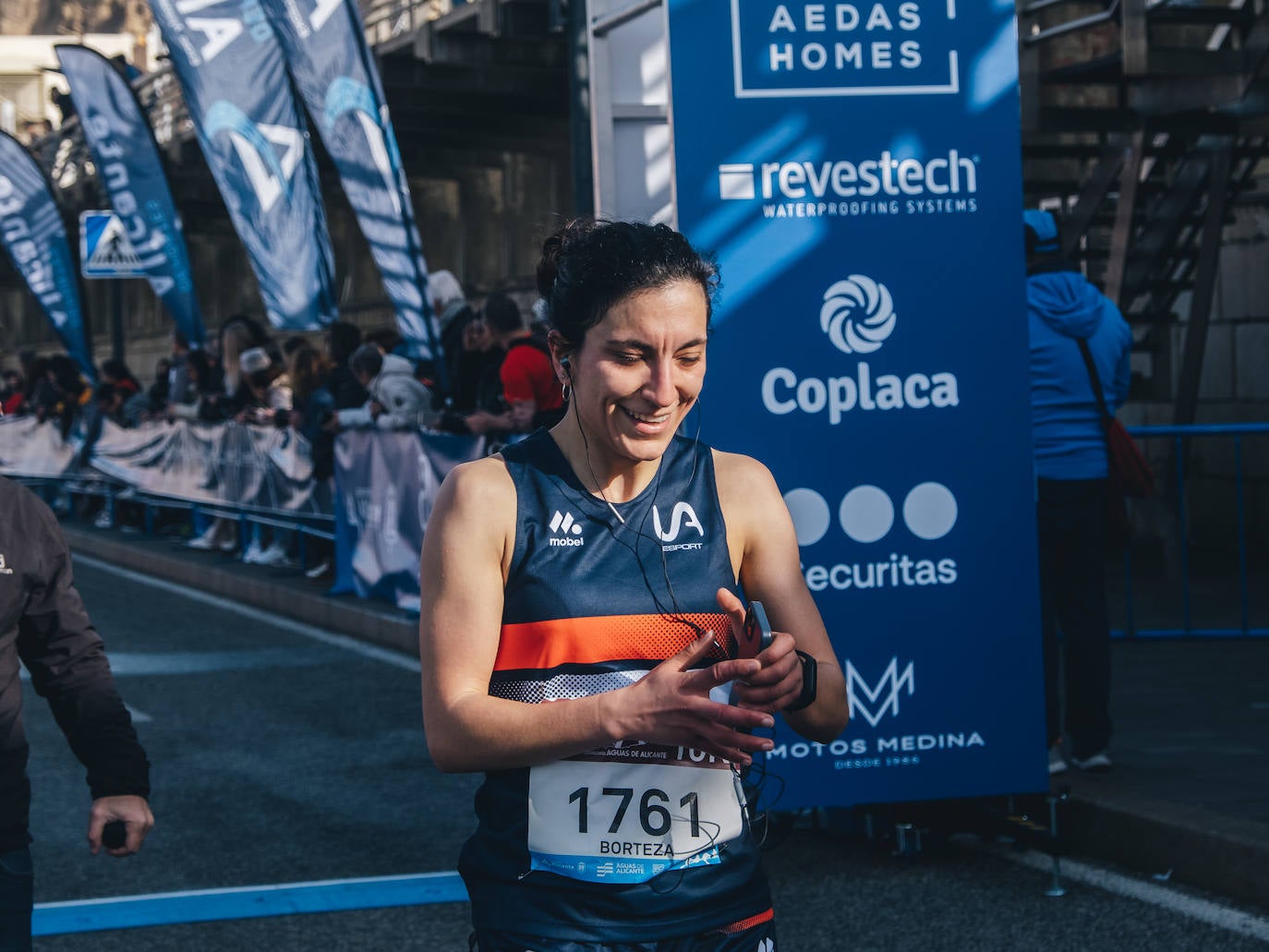 Fotos: Más de 2.500 personas corren la Media Maratón de Alicante