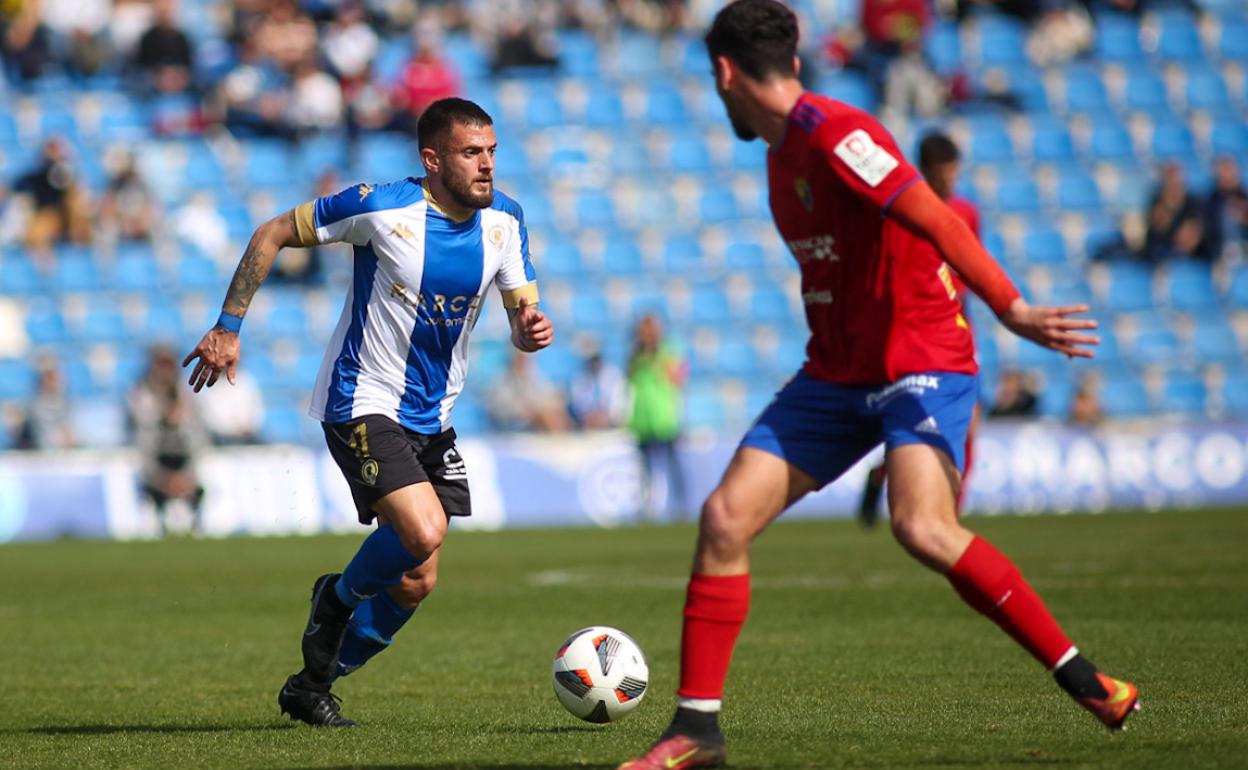 El centrocampista del Hércules Artiles conduce la pelota ante un rival del Teruel. 