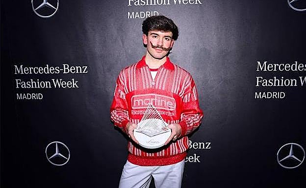 El diseñador Aitor Goikoetxea con el premio Mercedes-Benz Fashion Talent.