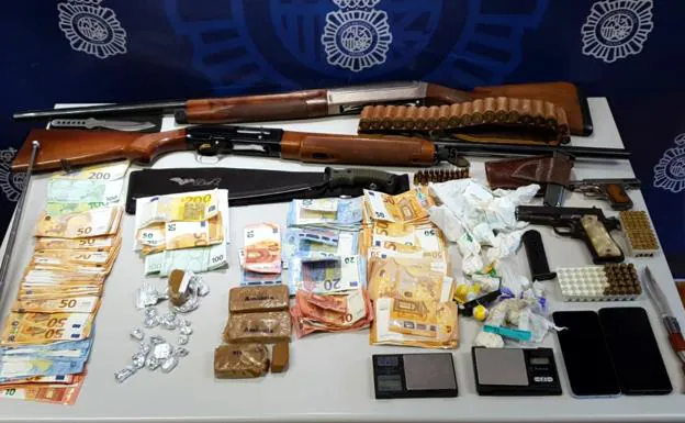 Drogas, dinero y armas requisadas por la Policía.