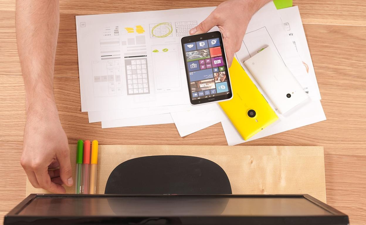 Una persona trabaja en un proyecto.