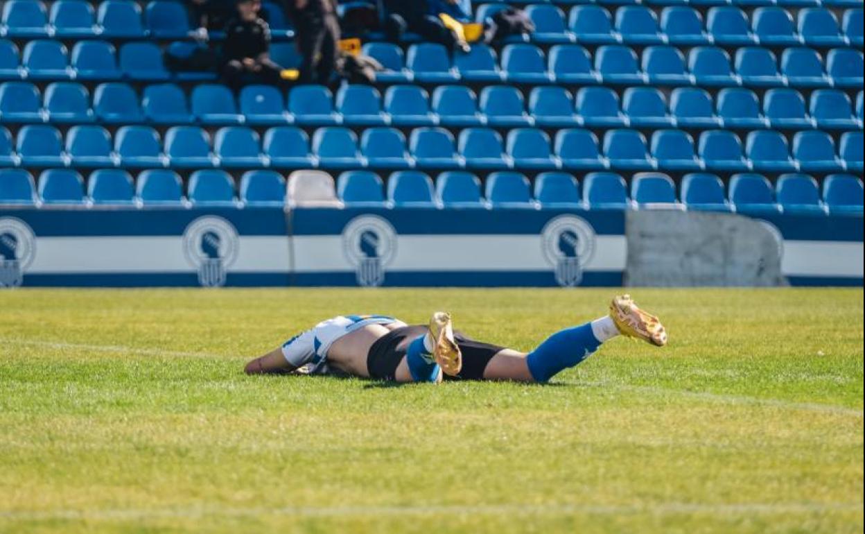 Un jugador del Hércules se lamenta en el césped del Rico Pérez 