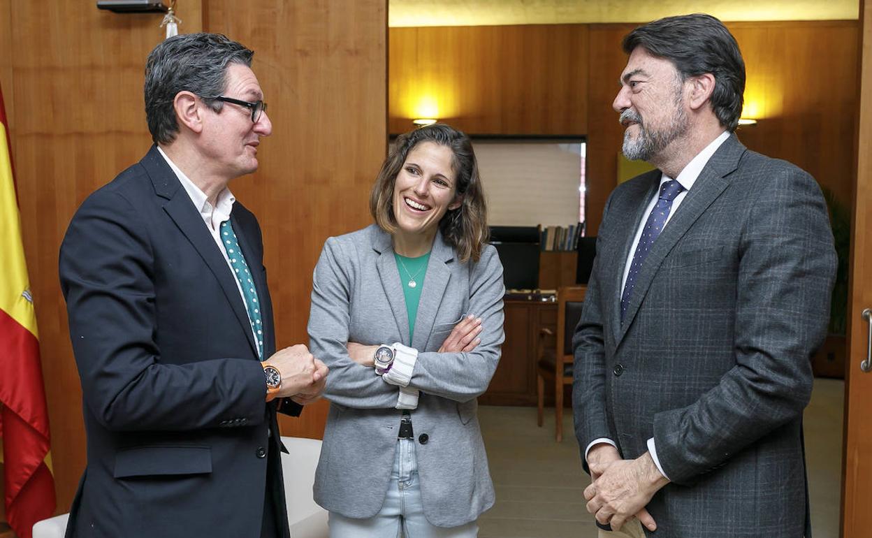 La atleta Mar Jover, entre el concejal de Deportes, José Luis Berenguer, y el alcalde, Luis Barcala.