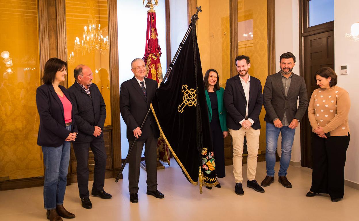 Manuel Franco coge por primera vez el pendón que le acredita como nuevo Caballero Cubierto. 