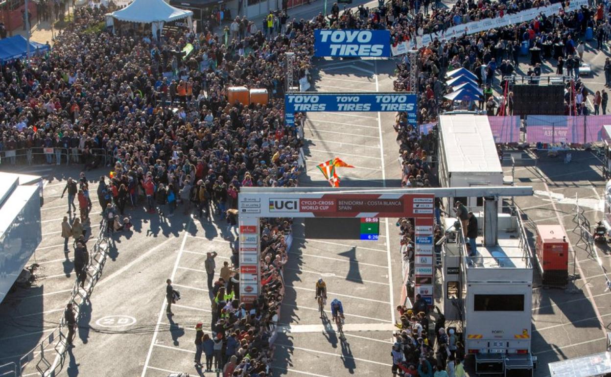 Imagen de la línea de meta en la prueba disputada el 22 de enero de 2023 en Benidorm