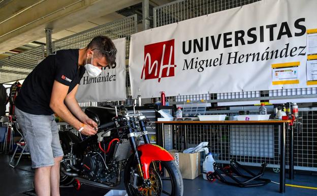 Uno de los miembros del equipo con la moto 