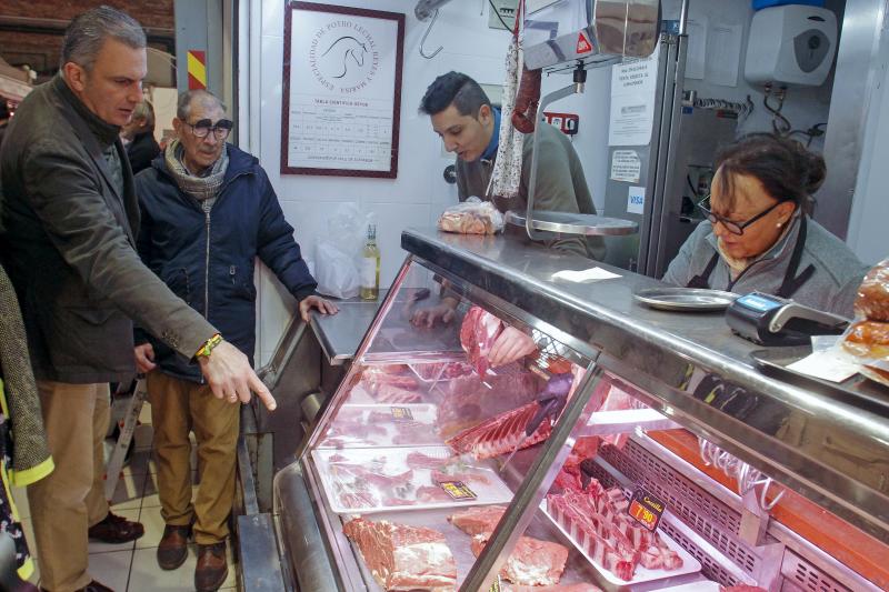 El vicepresidente de Vox y portavoz adjunto en el Congreso, Javier Ortega Smith, durante su visita a comerciantes de Alicante.