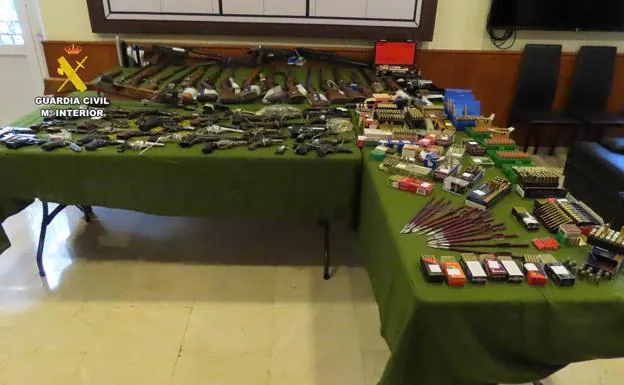 Artefactos intervenidos del taller clandestino de armas ilegales. 