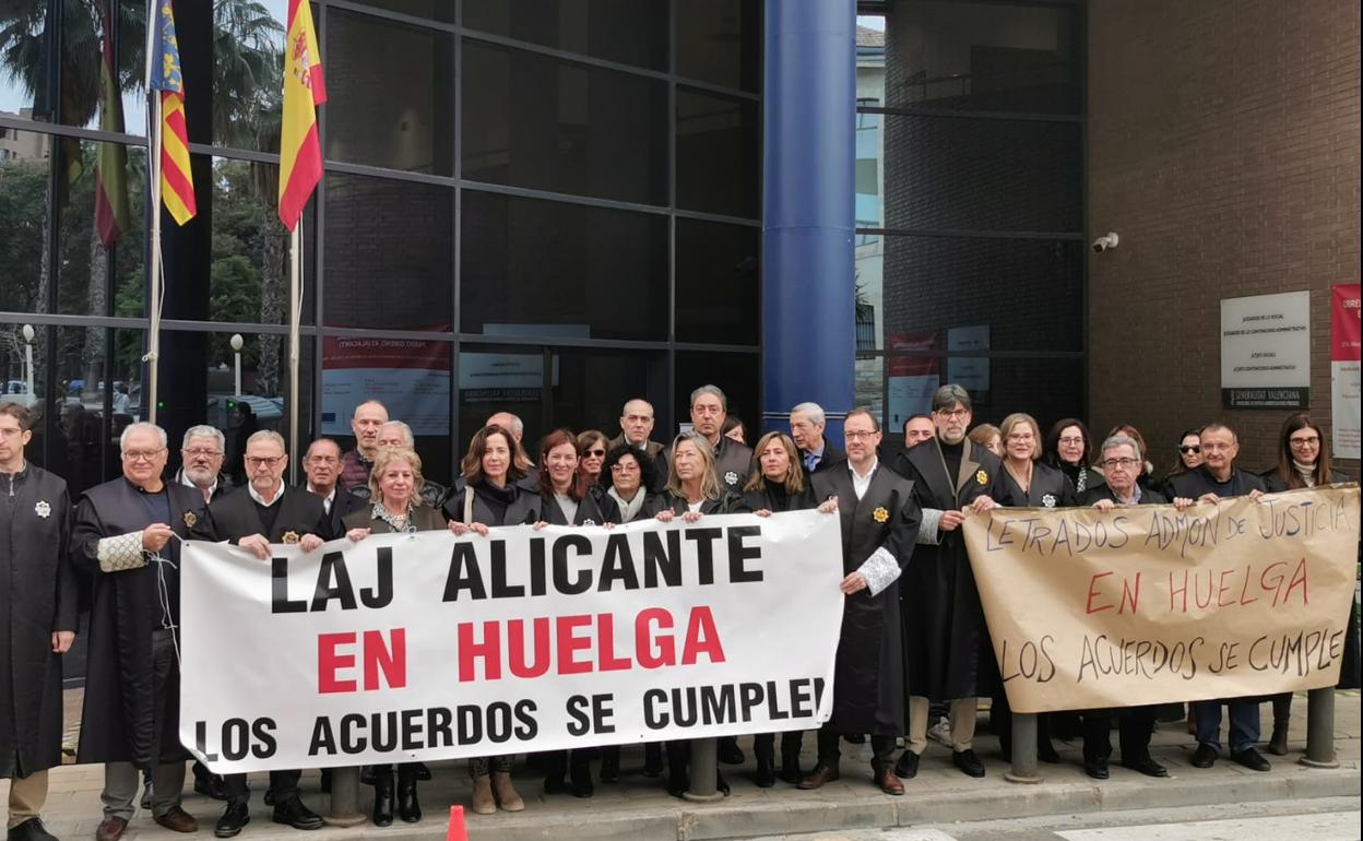 Los letrados de la Administración de Justicia posan con pancartas contra el Ministerio de Justicia