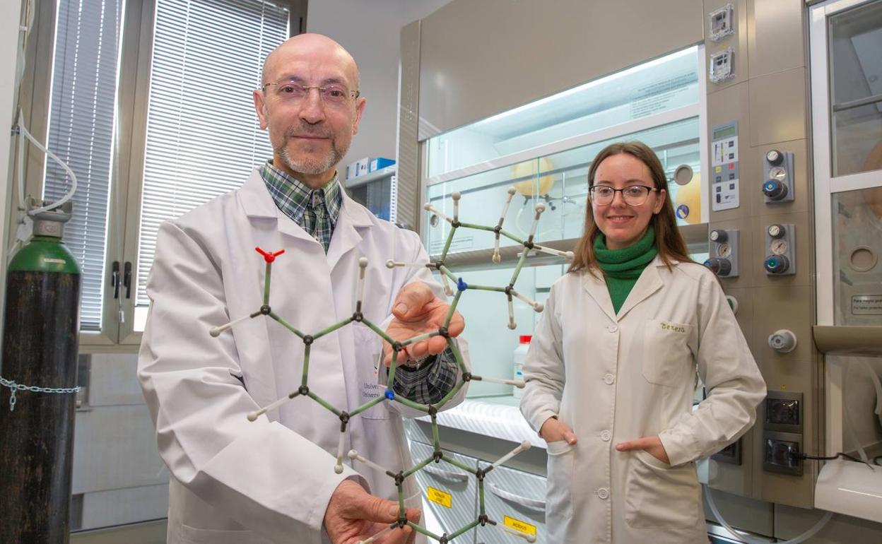 Francisco Alonso y Teresa Antón-Cánovas, con una reproducción molecular en su laboratorio del Instituto de Síntesis Orgánica.