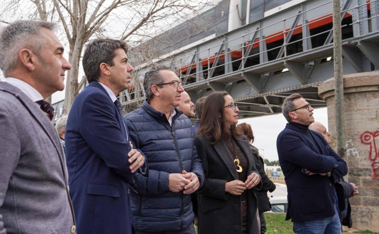 El presidente del PP de la Comunitat Valenciana, Carlos Mazón, y el de Alicante, Toni Pérez junto a otros alcaldes y portavoces. 