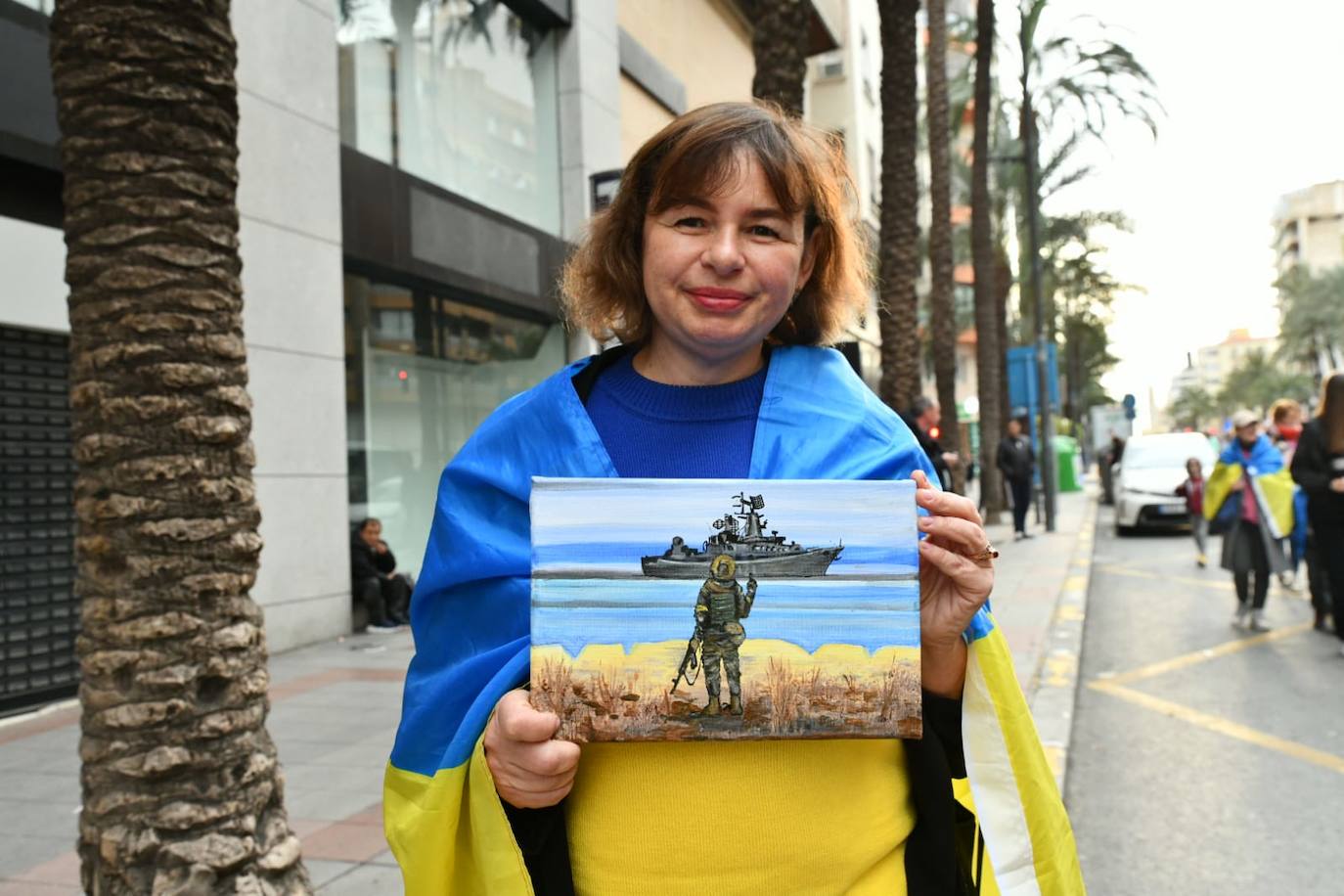 Una mujer ucraniana, ataviada con la vestimenta tradiciona, durante la manifestación de este viernes tarde por Alicante. 