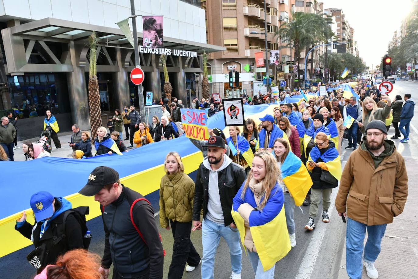 Una mujer ucraniana, ataviada con la vestimenta tradiciona, durante la manifestación de este viernes tarde por Alicante. 
