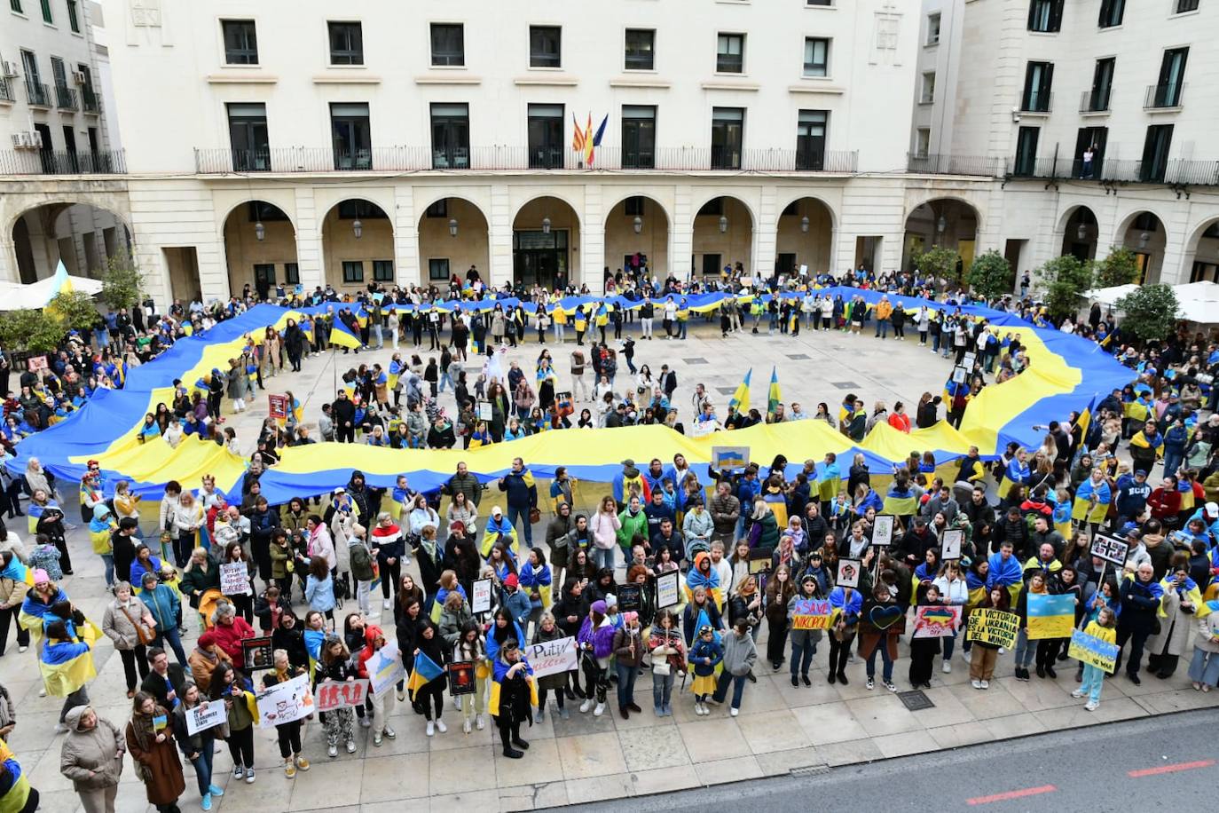 Una mujer ucraniana, ataviada con la vestimenta tradiciona, durante la manifestación de este viernes tarde por Alicante. 