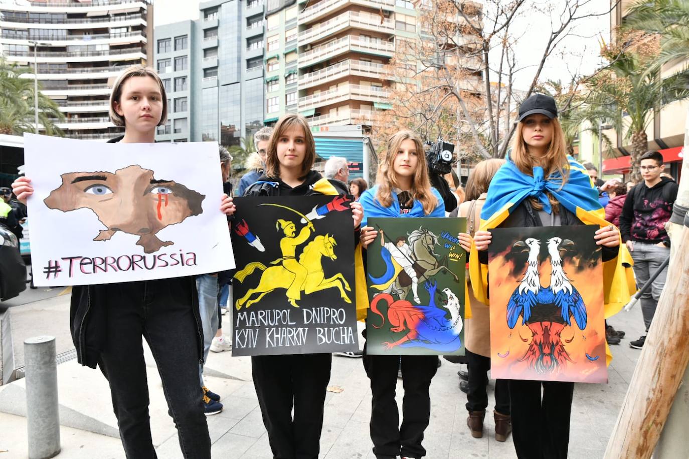 Una mujer ucraniana, ataviada con la vestimenta tradiciona, durante la manifestación de este viernes tarde por Alicante. 