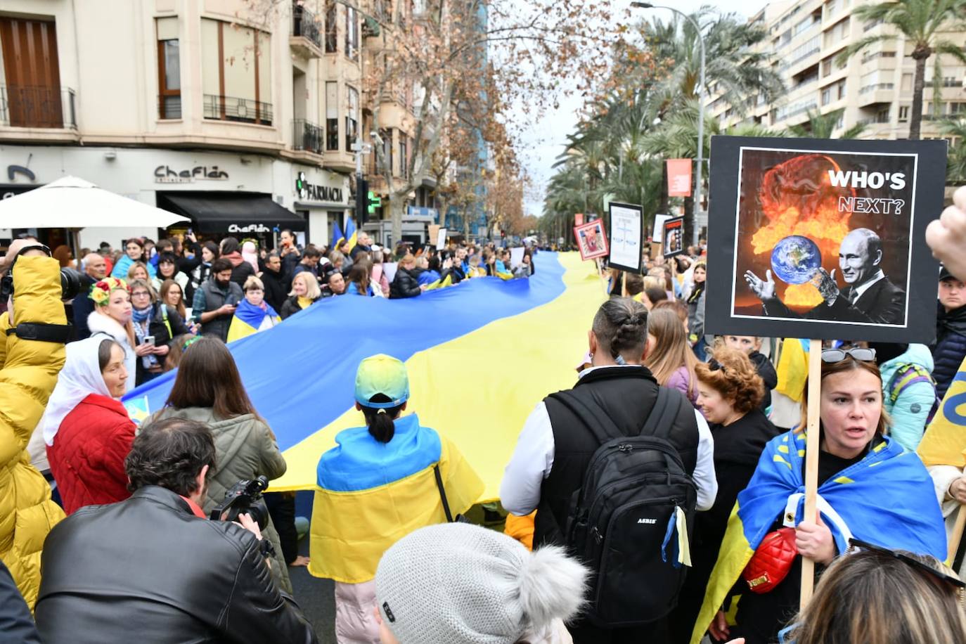 Una mujer ucraniana, ataviada con la vestimenta tradiciona, durante la manifestación de este viernes tarde por Alicante. 