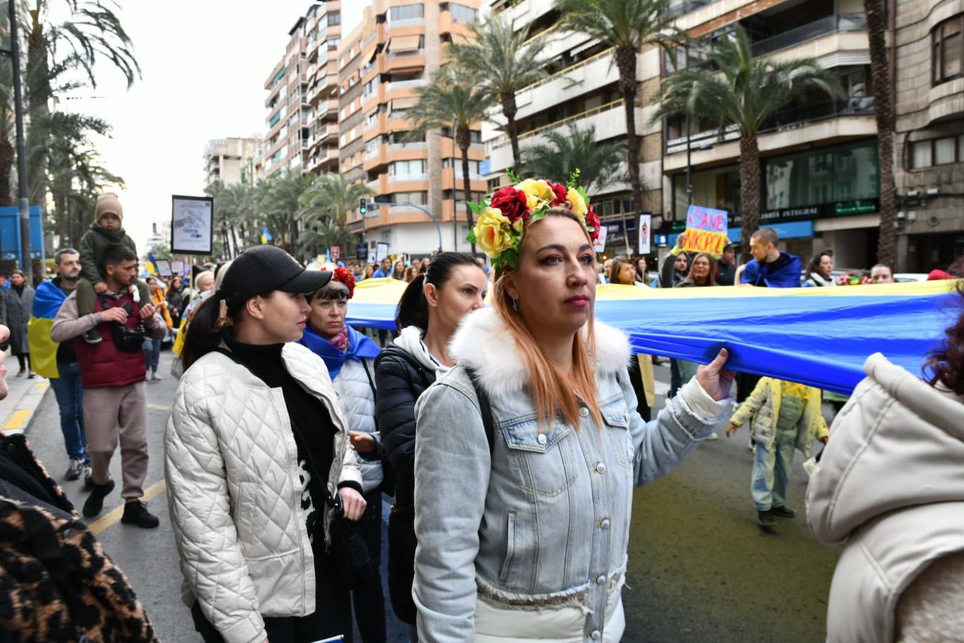 Una mujer ucraniana, ataviada con la vestimenta tradiciona, durante la manifestación de este viernes tarde por Alicante. 