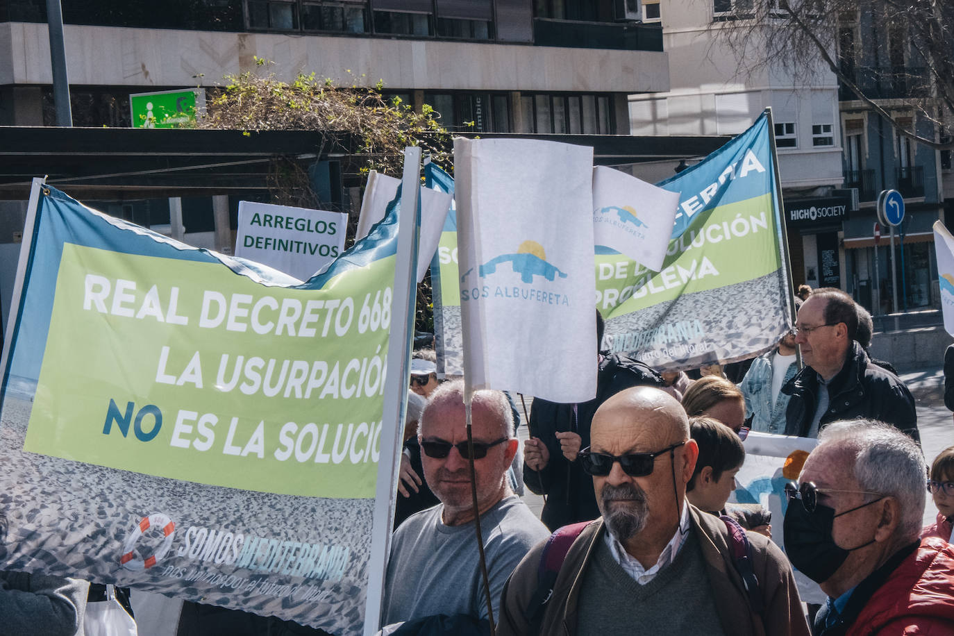 Decenas de personas concentradas en Alicante para protestar contra el reglamento de costas