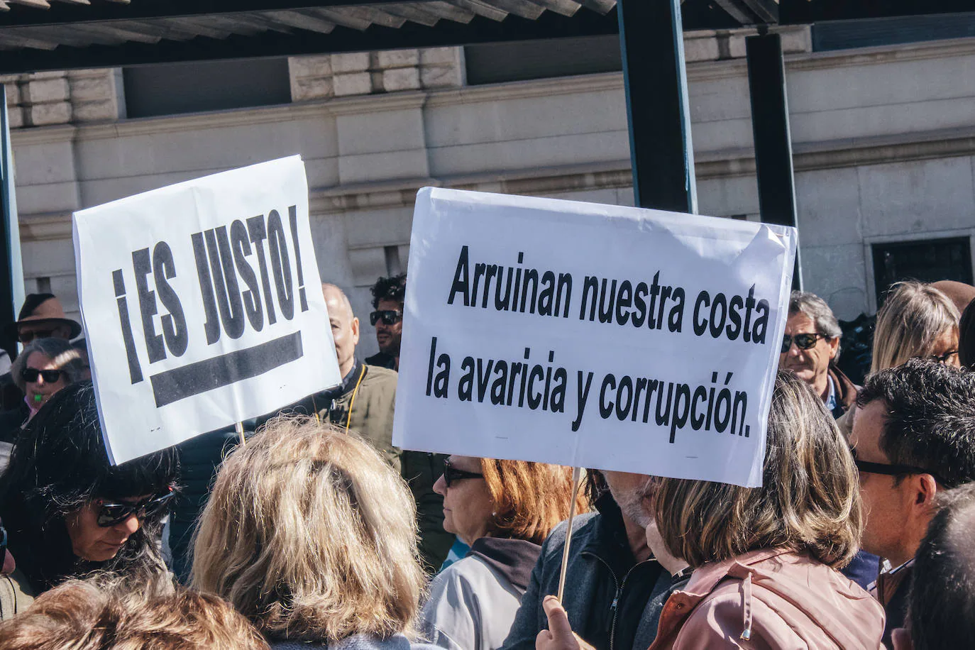 Decenas de personas concentradas en Alicante para protestar contra el reglamento de costas