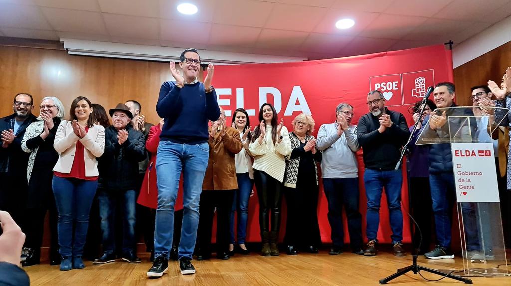 El alcalde de Elda, Rubén Alfaro, celebra su candidatura