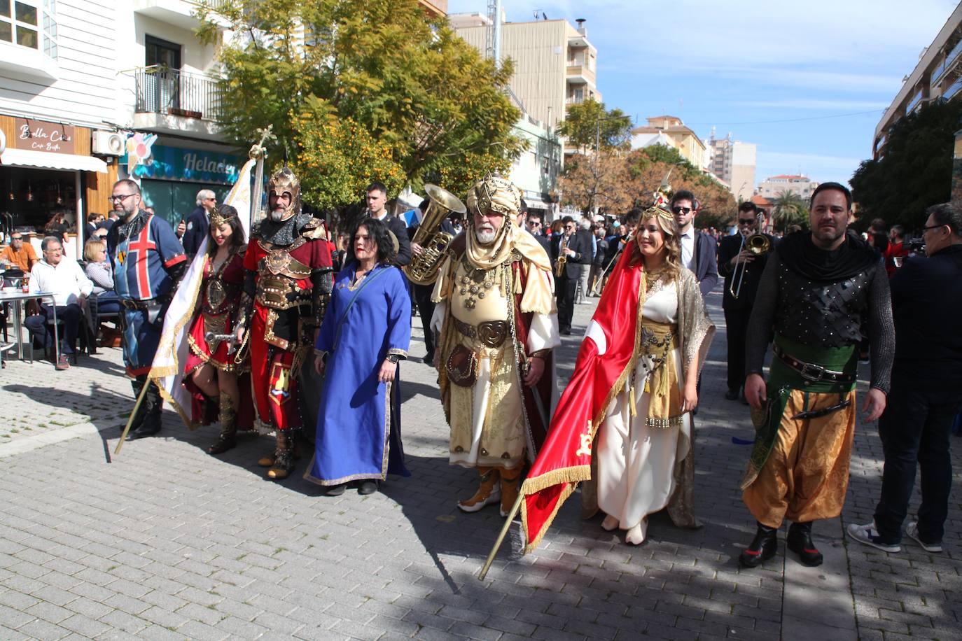 Las tropas de la cruz y la media luna marchan por las calles de Dénia